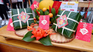 Học sinh khoe ảnh gói bánh chưng tràn ngập mạng xã hội