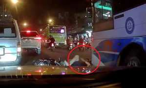 Clip: Người đi xe máy ngã lăn ra đường, suýt chết dưới bánh xe khách