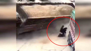 Clip: Xe tải chở cát lật nhào, 2 người đi xe máy thoát chết kỳ diệu