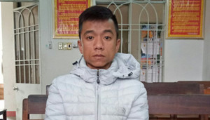 Bắt kẻ đâm chết người đang sơ cứu vết thương ở trạm y tế