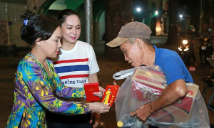 Việt Hương chạy khắp Sài Gòn, tất bật đi từ thiện cuối năm