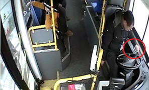 Clip: Lên cơn xuất huyết não, tài xế anh hùng cứu mạng hành khách trước khi bất tỉnh