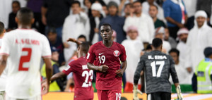 Xấu hổ cảnh cổ động viên UAE chửi bới, ném giầy vào cầu thủ Qatar