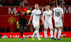 Ghi 2 bàn trong 5 phút cuối, MU thoát thua hú vía trên sân nhà