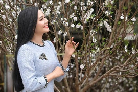 Lương Nguyệt Anh thích thú đi ngắm hoa đào trắng