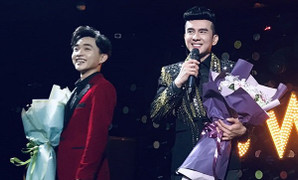 Đan Trường thức đến 3h sáng ký tặng đĩa cho người hâm mộ