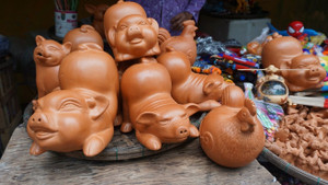 Năm Hợi, về làng gốm 500 năm tuổi xem nghệ nhân nhào đất nặn heo