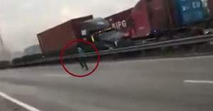 Tài xế nháo nhào chạy khỏi cabin tránh cú tông của xe container lao ngược chiều