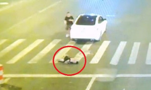 Clip: Say xỉn ra giữa đường nằm ngủ, bị ô tô cán thảm khốc