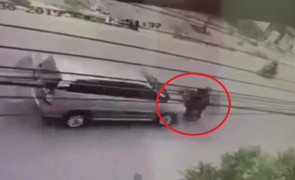 Clip: Xe máy phóng bạt mạng, tông trực diện ô tô thảm khốc