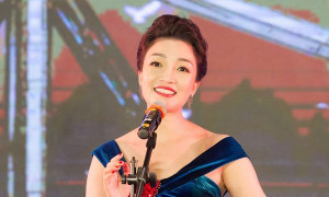 ‘Hoạ mi bán cổ điển’ Thu Hà xúc động khi hát ‘Bài ca hy vọng’ chào năm mới