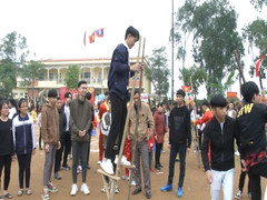 Video: Du học sinh tại Việt Nam thích thú ném còn, đi cà kheo