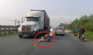 Clip: Ô tô Vios huých ngã xe máy, 2 mẹ con suýt chết dưới bánh container