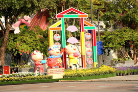 Đàn heo linh vật ngộ nghĩnh ở đường hoa Tết Nguyễn Huệ