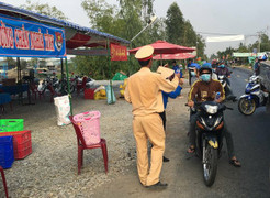 Cảnh sát phát nước suối, khăn lạnh cho người dân về miền Tây ăn Tết