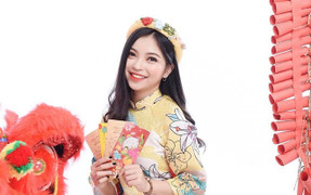 Bạn gái cầu thủ Quang Hải hễ đi hát là gây tranh cãi