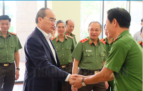 Bí thư TP.HCM Nguyễn Thiện Nhân chúc Tết các chiến sĩ công an, quân đội