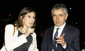 Mr. Bean nghỉ diễn một năm để chăm con giúp bạn gái kém 29 tuổi
