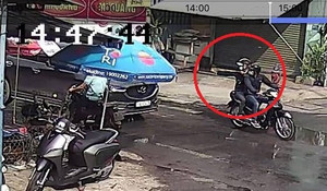 Clip: Giương ná cao su bắn nứt kính ô tô, 2 thanh niên bị đánh bầm dập