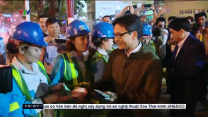 Video: Phó Thủ tướng Vũ Đức Đam thăm bác sỹ và công nhân môi trường trực Tết