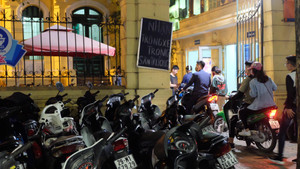 Dân Thủ đô cắn răng gửi xe máy giá 100.000 đồng đêm giao thừa