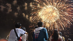 Pháo hoa rực trời 3 miền đất nước chào đón năm mới Kỷ Hợi 2019