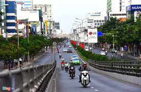 Cảnh đối lập trên đường phố Sài Gòn trước Tết Kỷ Hợi và sáng mùng 1