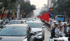 Ảnh: Phố phường Hà Nội hỗn loạn, ùn tắc kéo dài chiều mùng 1 Tết Kỷ Hợi