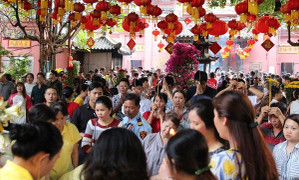 Ảnh: Người dân TP.HCM lễ chùa cầu bình an ngày đầu năm mới Kỷ Hợi