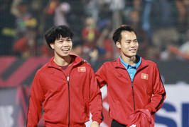 Văn Toàn tích cực 'bóc phốt' Công Phượng: Ngủ ngáy to, để kiểu tóc nào cũng xấu