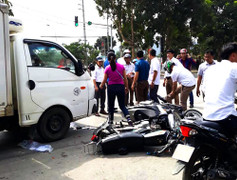 Ô tô lùa hàng loạt xe máy ngày mùng 2 Tết, 3 người nhập viện