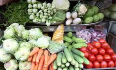 Mùng 2 Tết, giá rau xanh tăng gấp đôi, dân vẫn vui vẻ mua