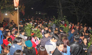 Hàng chục nghìn người đi chợ một năm mở đúng một phiên để cầu may