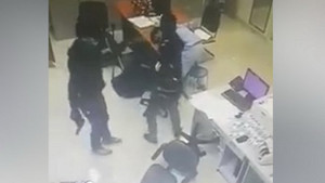 Hai thanh niên nghi dùng súng cướp tiền ở trạm BOT: Công an thu giữ 1 giỏ tiền