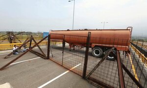  Video: Quân đội Venezuela chặn cầu đường, ngăn hàng cứu trợ từ Colombia