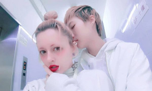 Nghèo túng và nợ đầm đìa, vợ đồng tính của con gái rơi Thành Long vẫn mê 'sống ảo'