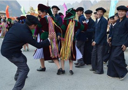 Vỗ mông để tỏ tình, thờ bát nước lã và những phong tục đón Tết độc đáo