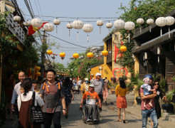 Ảnh: Du khách xúng xính dạo bước phố cổ Hội An rợp sắc đèn lồng