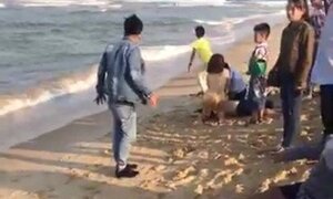 Tắm biển chiều mùng 4 Tết, 3 người chết, 1 người mất tích