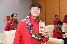 Video: Quang Hải cùng đồng đội được lì xì ngày đầu năm mới