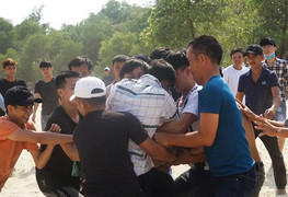 Clip: Hàng trăm trai tráng tranh nhau cướp cù giữa trưa nắng dịp đầu xuân