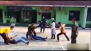 Video: Nữ cao thủ sở hữu võ 'điện cao thế', chỉ giậm chân khiến đối thủ 'chết đứng'