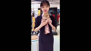 Video: Nữ nhân viên xinh xắn hướng dẫn cách thắt khăn cực đẹp cho nàng điệu đà