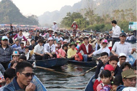 'Cò đò' đeo bám du khách trẩy hội Chùa Hương