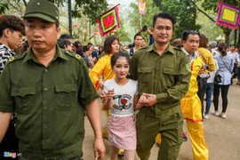Sợ bắt cóc 'lấy may', 'Tướng bà' 11 tuổi hội đền Gióng được bảo vệ nghiêm ngặt