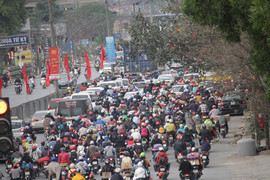 Hàng vạn người đổ về sau Tết, cửa ngõ Thủ đô tắc cứng