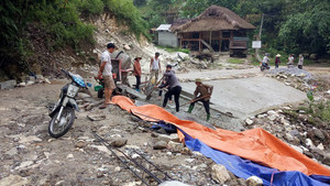 Chuyện người đàn ông tự nguyện hiến hàng ngàn m² đất, làm đường vùng thiên tai