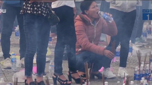 Ngao ngán loạt hình ảnh phản cảm tại lễ hội đầu xuân