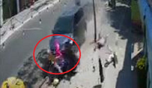 Clip: Ô tô 'điên' tông nát 2 xe máy, hất văng nhiều người ở Vũng Tàu