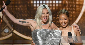 Lady Gaga bật khóc, Ariana Grande bỏ rơi Grammy phút cuối vẫn có giải